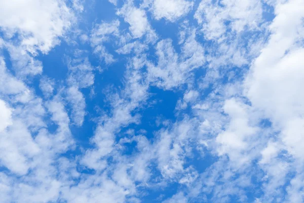 Ciel nuageux et ciel clair nuages fond — Photo