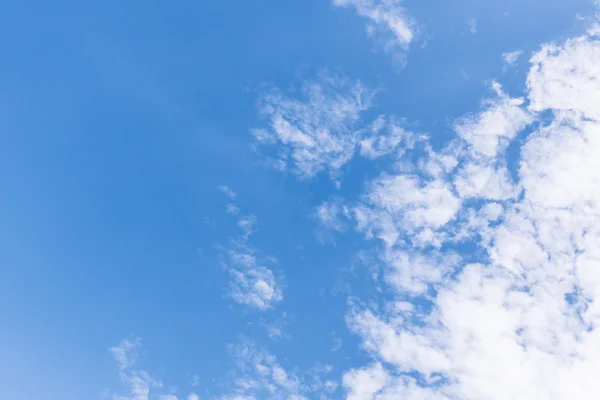 Bewölkten Himmel und klaren Himmel Wolken Hintergrund — Stockfoto