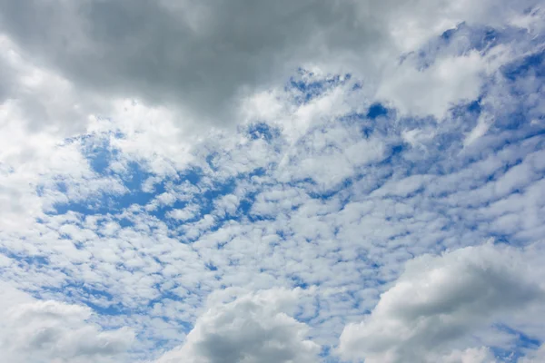 Cielo nublado y cielo claro nubes fondo — Foto de Stock