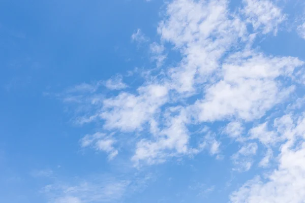 Ciel nuageux et ciel clair nuages fond — Photo