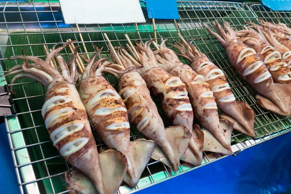 Lulas grelhadas no mercado, frutos do mar tradicionais na Tailândia — Fotografia de Stock