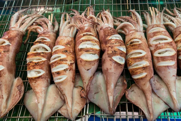 Calamari alla griglia nel mercato, frutti di mare tradizionali in Thailandia — Foto Stock