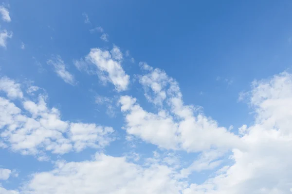 Ciel nuageux et ciel clair nuages fond — Photo