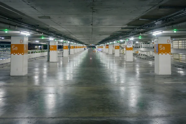 Parking vide avec feu vert notifié, peut utiliser comme backgrou — Photo