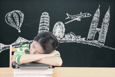 Asyalı kadın rüya ve düşünme tahtaya tatil seyahat