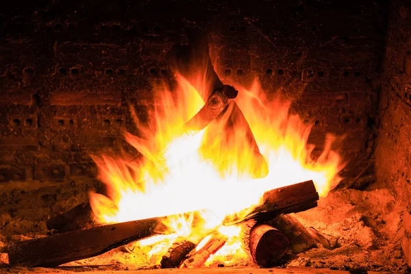 Feu de joie et flammes dans une cheminée — Photo