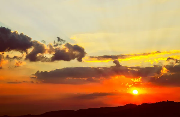 Beautiful red sky with sunbeams and clouds, sunset on high mount — Stock Photo, Image