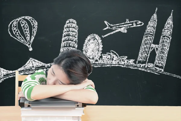 Mujer asiática soñando y pensando vacaciones de viaje en pizarra — Foto de Stock