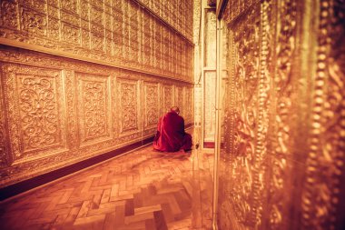 Myanmar - 9 Şubat: Kırmızı takım elbise yapmak meditat tanımlanamayan keşiş