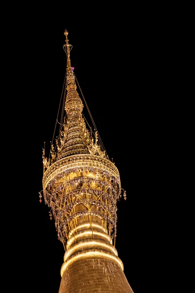 O topo do pagode Shwedagon em Rangum à noite, Mianmar — Fotografia de Stock