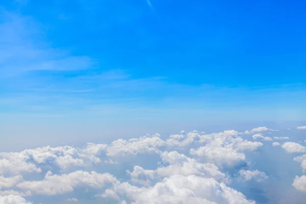 Cielo azul y nubes grandes resumen — Foto de Stock