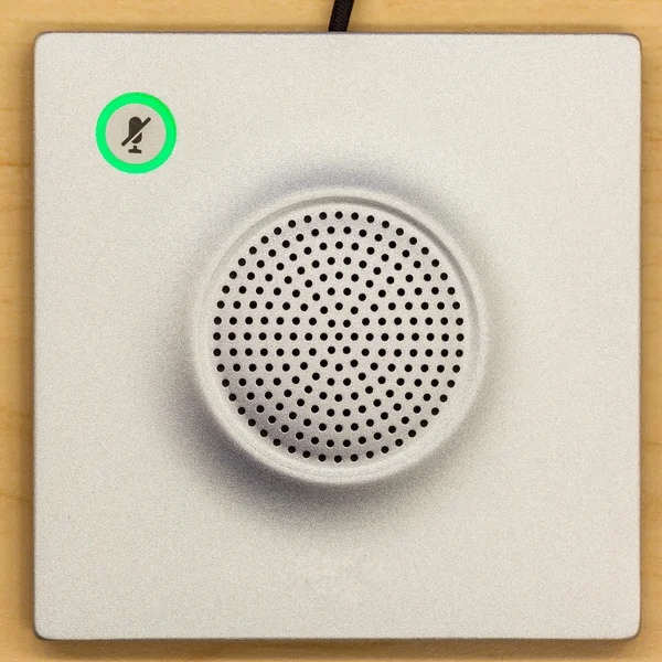 Przełącznik ikona mikrofonu i głośnika na drewno tło dla c — Zdjęcie stockowe