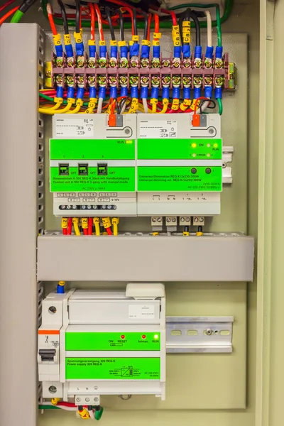 Linha de painel elétrico, controles e interruptores, conceito de segurança — Fotografia de Stock