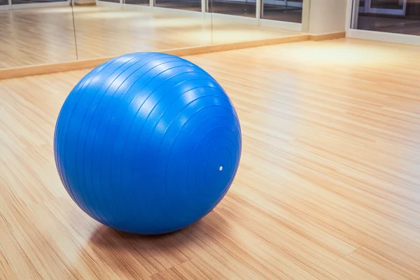 Oefening bal voor fitness op houten vloer — Stockfoto