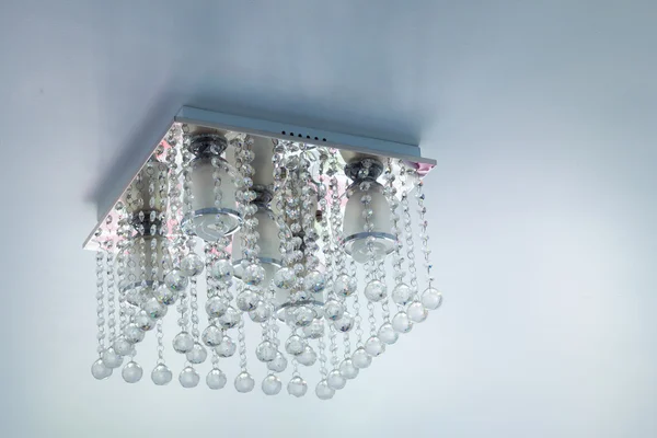 Lampadario di cristallo sul soffitto — Foto Stock