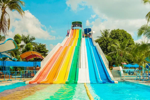 BANGKOK, THAILANDIA - 9 NOVEMBRE: Le persone non identificate giocano a slide a — Foto Stock