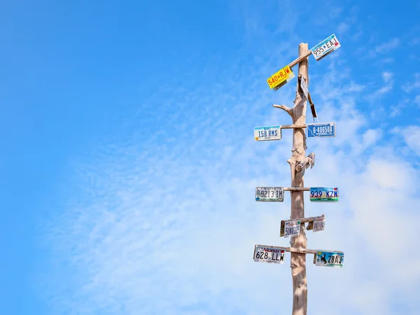 青い空にアメリカの交通標識を旅行します。 — ストック写真