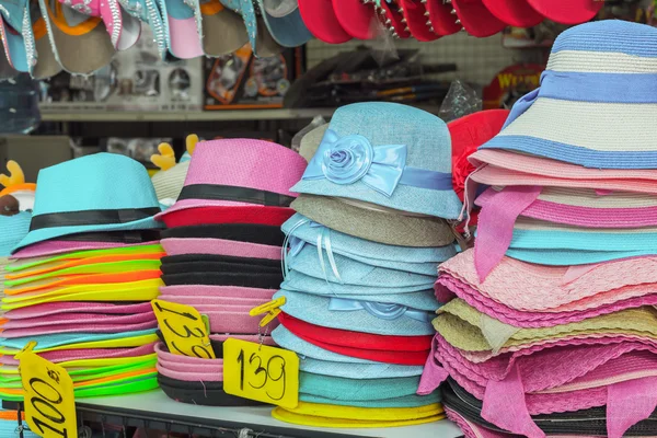 Coloridos sombreros de verano en venta — Foto de Stock