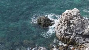 Aşırı dalga ve rock sahil