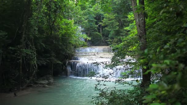 Cascada nombres "Erawan" nivel 5, Parque Nacional, Kanchanaburi Tailandia — Vídeo de stock