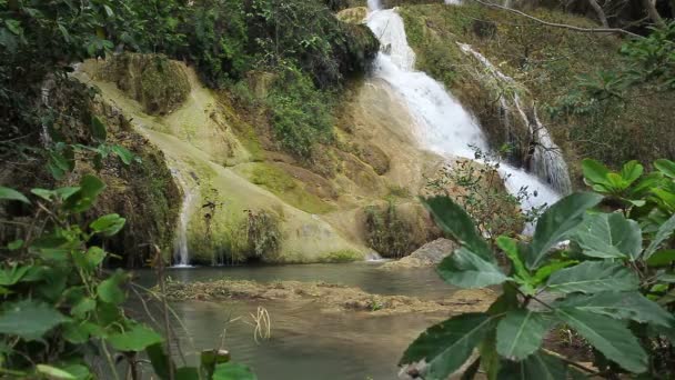 Wodospad nazwy "Erawan" poziom 7, Park Narodowy, Kanchanaburi, Tajlandia — Wideo stockowe