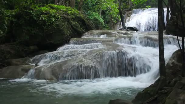 Cascada nombres "Erawan" nivel 2, Parque Nacional, Kanchanaburi Tailandia — Vídeo de stock