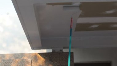 Ressam alt boya tavan ev çimento duvar ile döndürmek fırça beyaz renkte