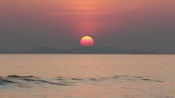Великий захід сонця в море і гори — стокове відео