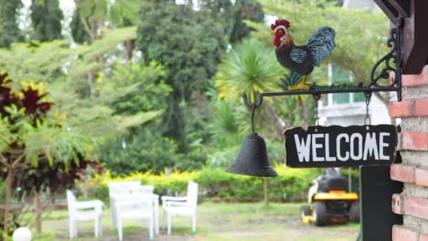 Wooden board with message "Welcome" in garden moving in the wind — Stock Video