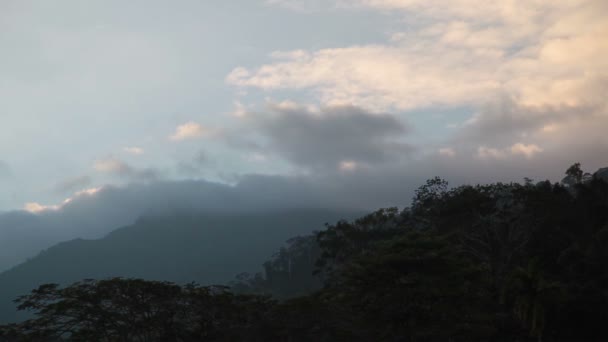 Berglandschap op zonsondergang en cloud verplaatsen — Stockvideo