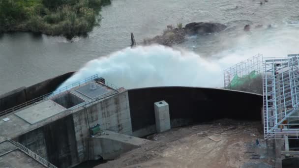 Presa hidroeléctrica, liberación de agua — Vídeo de stock