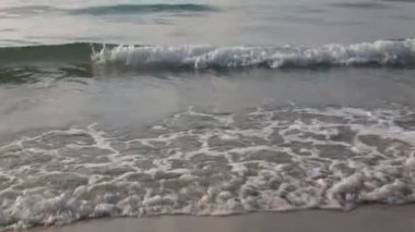 Dalga alacakaranlıkta sahilde