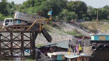 Angthong Tayland - 24 Aralık: Kamyon döküm veya döküm gemi 24 Aralık 2012 tarihinde Angthong Eyaleti, Tayland ulaşım için toprağa