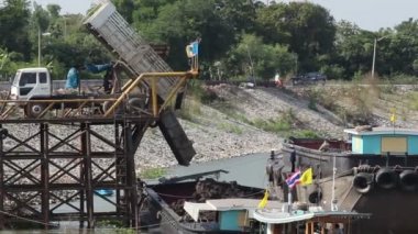 Angthong Tayland - 24 Aralık: Kamyon döküm veya döküm gemi 24 Aralık 2012 tarihinde Angthong Eyaleti, Tayland ulaşım için toprağa