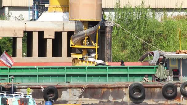 Grúa de transferencia de mercancías de carga en la cinta transportadora en el buque para el transporte — Vídeos de Stock