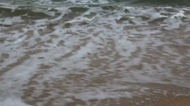 Deniz dalgası kumsalda