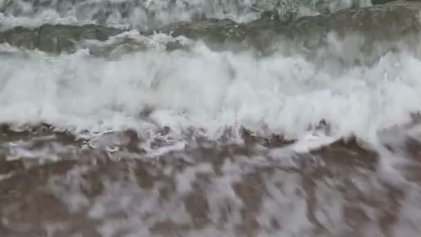 Vague de la mer sur la plage de sable