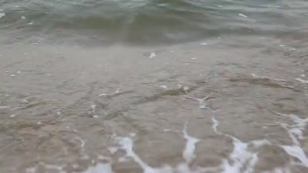 Vågen av havet på sandstranden — Stockvideo