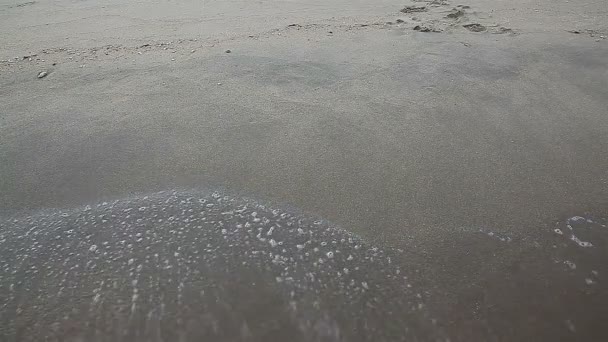 Vågen av havet på sandstranden — Stockvideo
