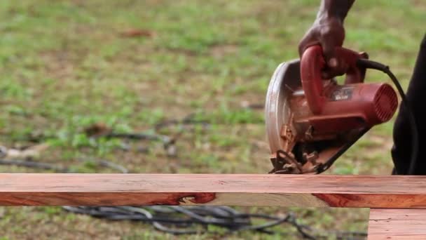 Різання дерев'яної дошки за допомогою бензопили — стокове відео