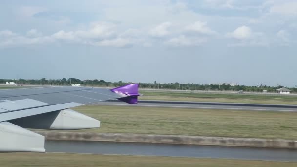 Tragfläche eines Flugzeug-Taxis Landebahn und Wendung im Flughafen, Schuss aus dem Fenster des Flugzeugs — Stockvideo