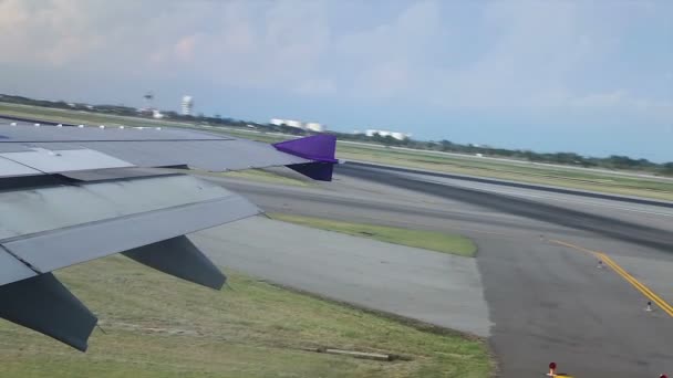 Ala de una pista de taxis de avión y dar la vuelta en el aeropuerto, disparado desde la ventana del avión — Vídeos de Stock
