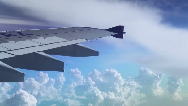 Uçak penceresinden ateş bulutların üzerinde uçan bir uçağın kanat — Stok video