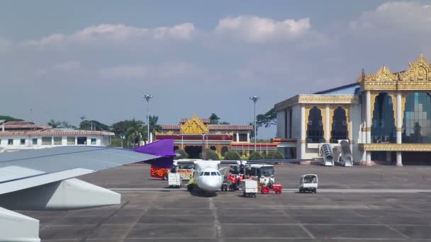 Myanmar - 10. května: Křídlo letadla taxi dráhy v Yangon mezinárodní letiště pro vzlet připravuje. výstřel z okna letadla na 10 května 2013 v Yangon, Myanmar — Stock video