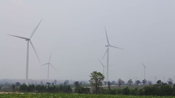 Вітрові турбіни для концепції зеленої енергії, прийняті в похмурий день з пиловим середовищем — стокове відео