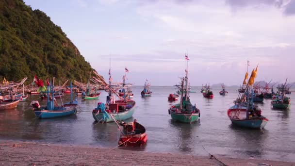 Groupe de bateau de pêche ancré à la plage de Pranburi en Thaïlande, prise sur la scène du coucher du soleil crépusculaire — Video