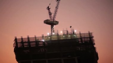 gökdelen günbatımı sahnesinde, düşük açılı görünüş alınan için geliştirme bina inşaat işçisi sanayi sitesinde,