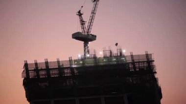 gökdelen günbatımı sahnesinde, düşük açılı görünüş alınan için geliştirme bina inşaat işçisi sanayi sitesinde,