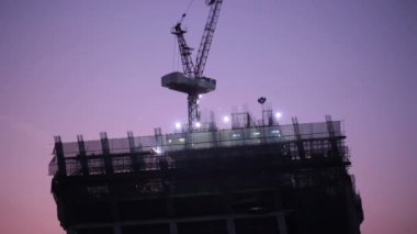 gökdelen günbatımı sahnesinde, düşük açılı görünüş alınan için geliştirme bina inşaat işçisi sanayi sitesinde,