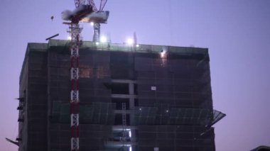 gökdelen günbatımı sahnesinde, düşük açılı görünüş alınan için geliştirme bina inşaat işçisi sanayi sitesinde,